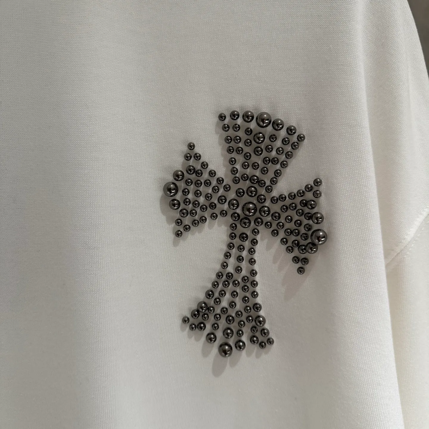 🅿️350 [Strict quality control] CH Croixin's new long-sleeved sweatshirt T-shirt. Heavy 420g double yarn fabric. Beaded on the front. Wash the whole garment twice. Frayed and torn on all four sides. Heavy fabric. The neckline is made of icy Salona. Loose fit. Deep, wide and stylish. No deformation or shrinkage. Color: 3 colors, black, white and gray. Size: M-2xl